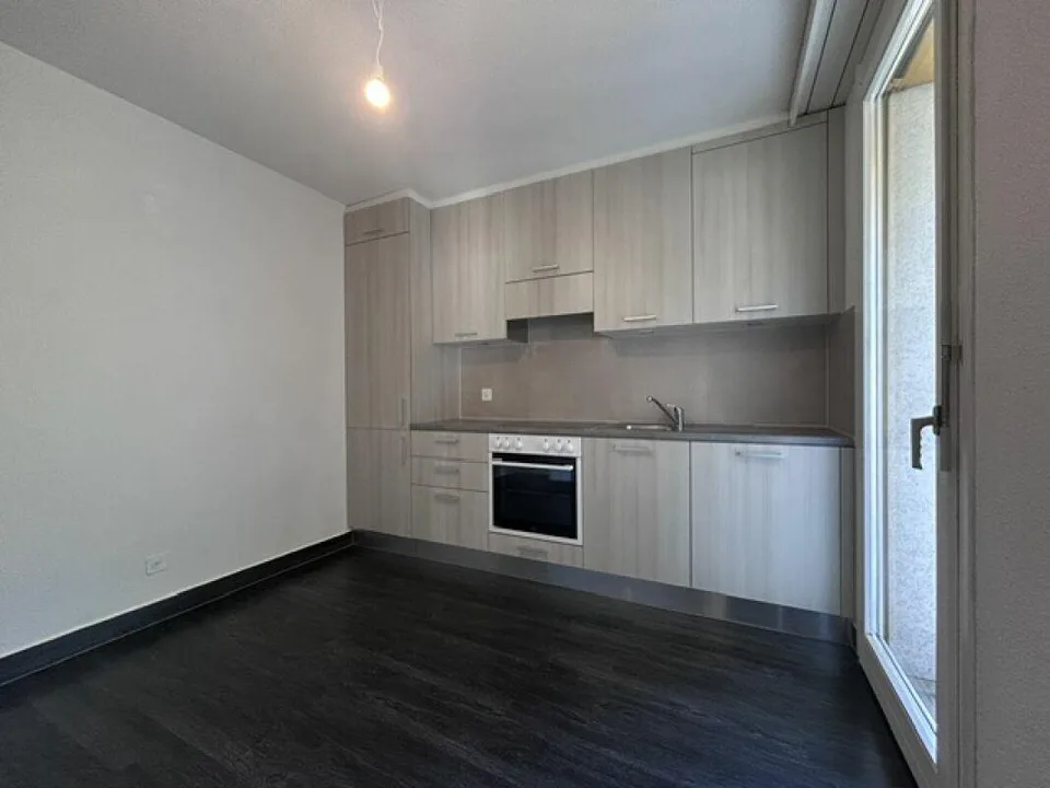APPARTAMENTO 4.5 LOCALI LUMINOSO E CON AMPI BALCONI