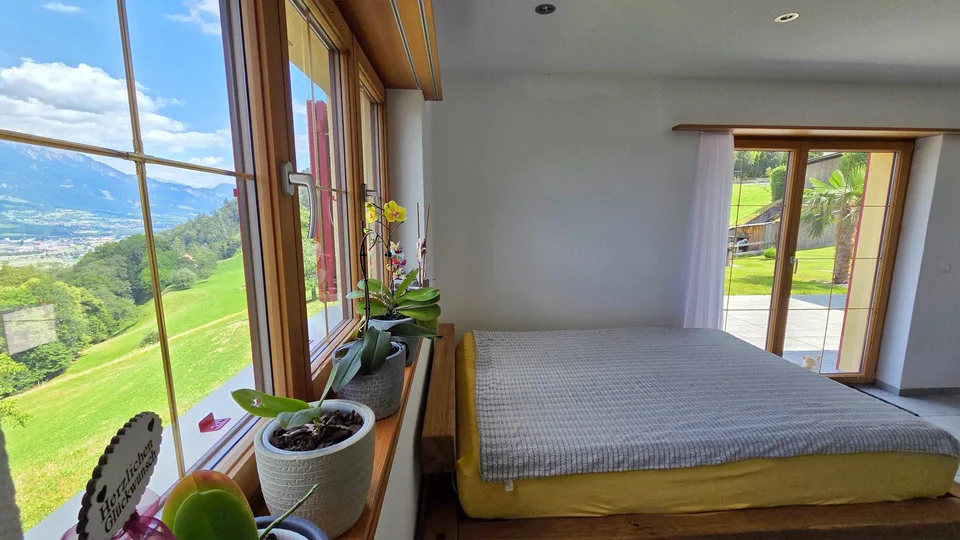 Neuwertiges, freistehendes Einfamilienhaus an unverbaubarer Aussichtslage mit grossem Schopf – Foto 3 von 34