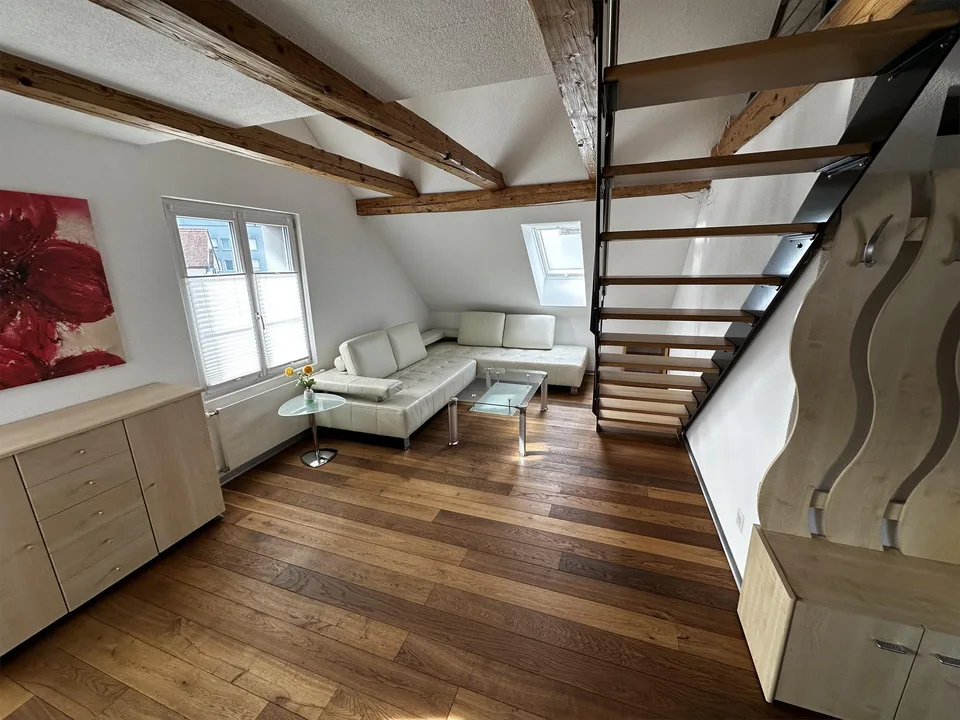 Wunderschöne, helle 3.5-Zimmer-Dachwohnung mit Charme in zentraler Lag