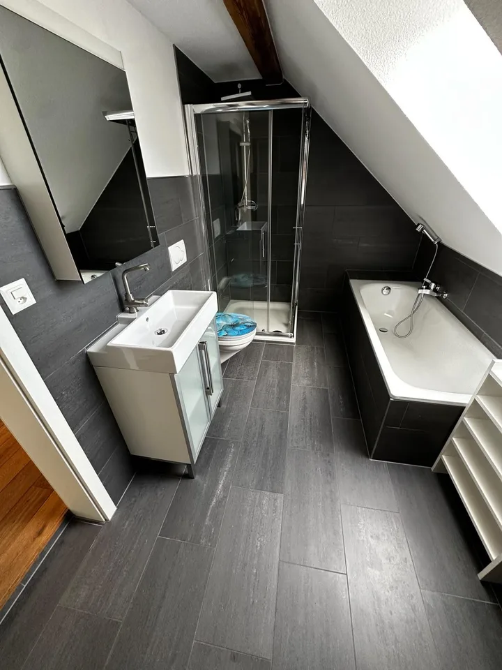 Wunderschöne, helle 3.5-Zimmer-Dachwohnung mit Charme in zentraler Lag