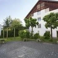 Geräumige helle Wohnung mit Balkon - zentral & im Grünen gelegen