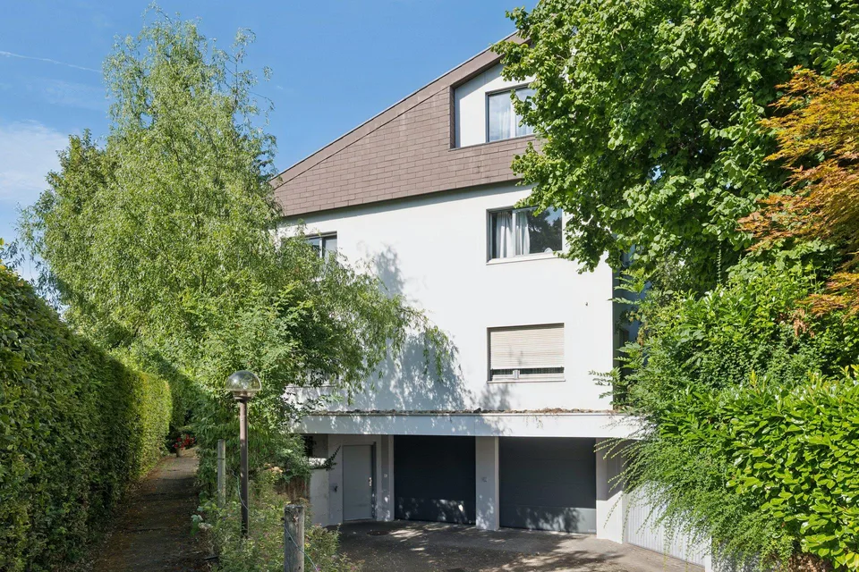Appartamento penthouse esclusivo con studio e offerta di parcheggio rara