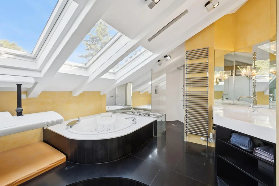 Appartamento penthouse esclusivo con studio e offerta di parcheggio rara