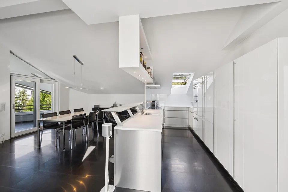 Appartamento penthouse esclusivo con studio e offerta di parcheggio rara