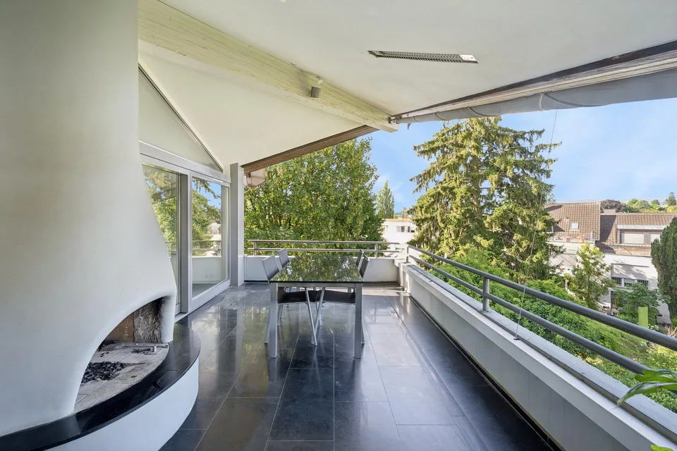 Appartamento penthouse esclusivo con studio e offerta di parcheggio rara