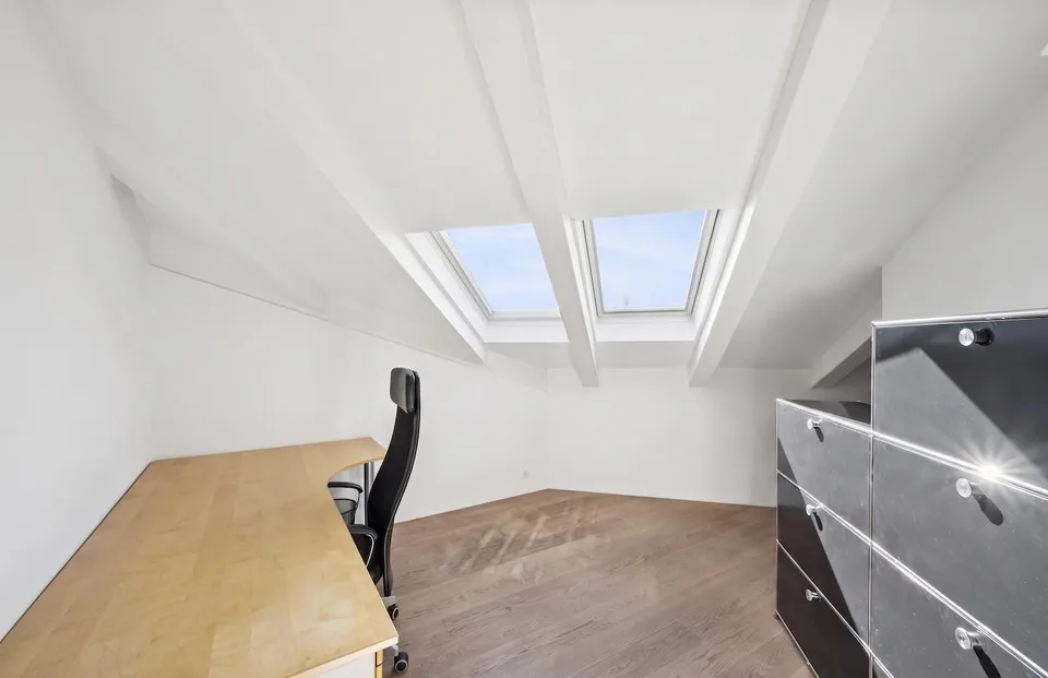 Appartamento penthouse esclusivo con studio e offerta di parcheggio rara