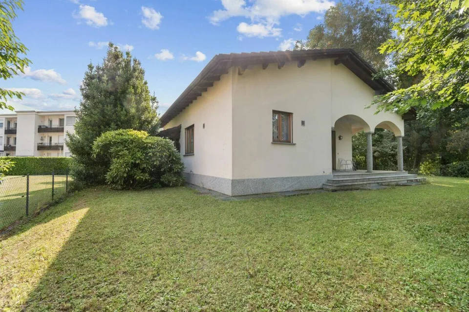 Independent villa with large private garden