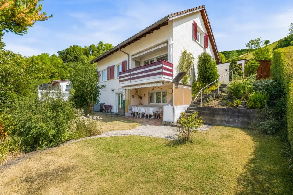 Detached family house with a fantastic view and lots of potential seeking a family