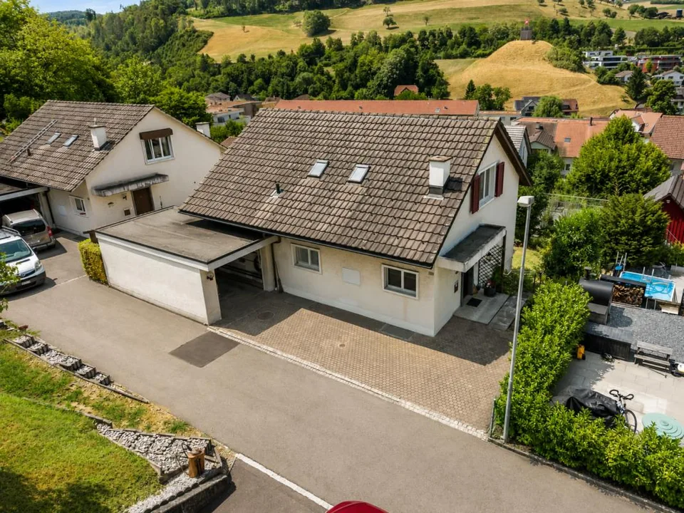 Detached family house with a fantastic view and lots of potential seeking a family