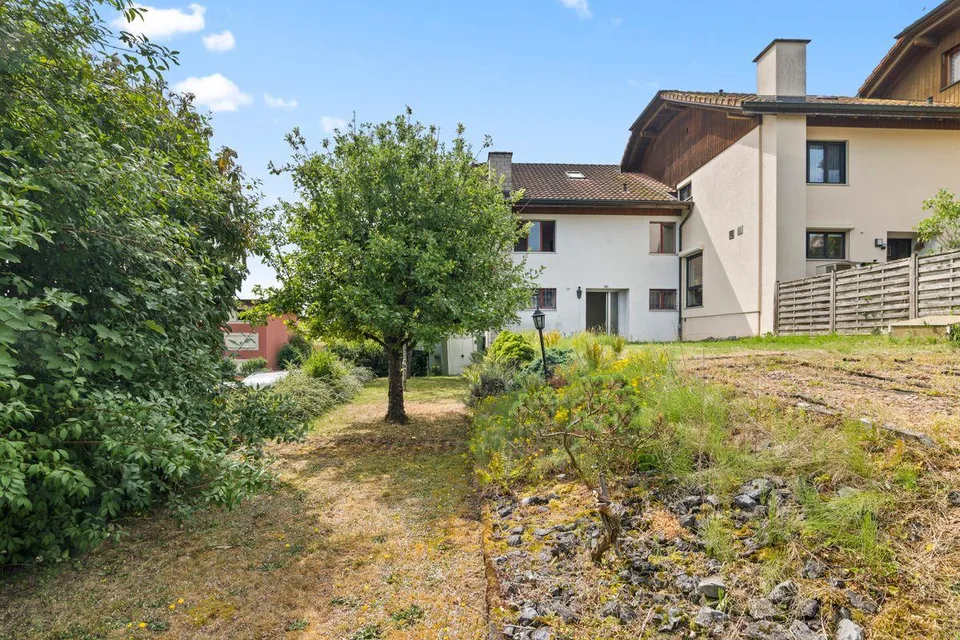 Familienfreundliches Reiheneckhaus mit zwei Gartenbereichen und schöner Weitsicht