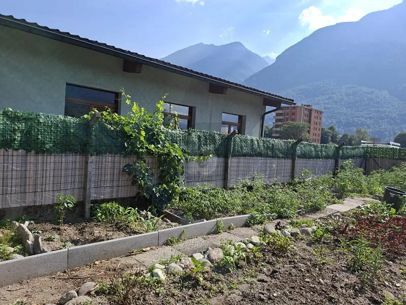 SOLEGGIATO CON BELLA VISTA APERTA