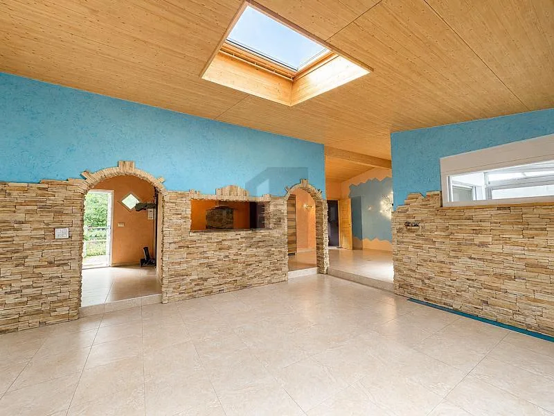 MAGNIFIQUE, PLAIN PIED, LUMINEUSE AVEC GRAND JARDIN
