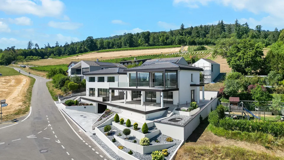 Modernes Einfamilienhaus an oberster Hanglage mit Bergsicht