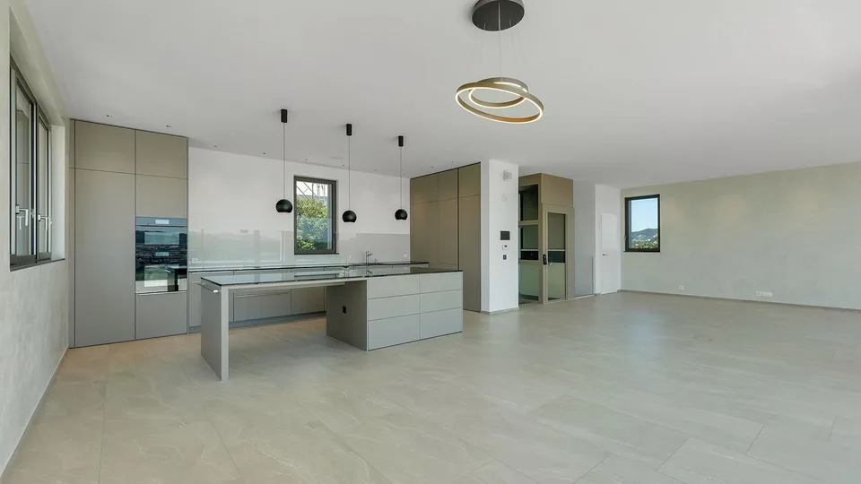 Modernes Einfamilienhaus an oberster Hanglage mit Bergsicht
