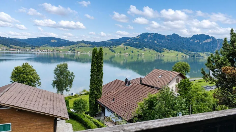 EIN LOGENPLATZ AM SEE