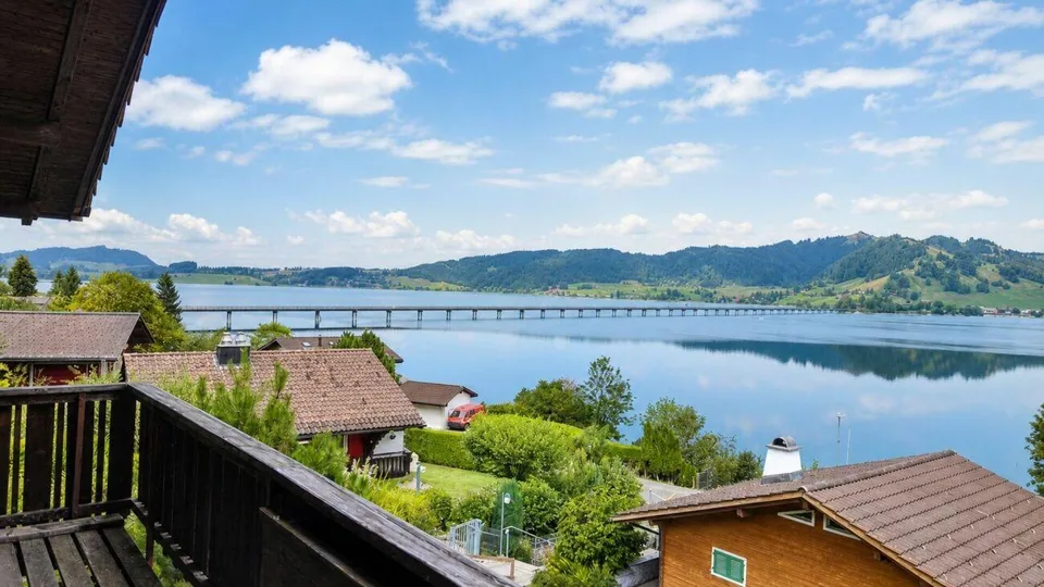 EIN LOGENPLATZ AM SEE