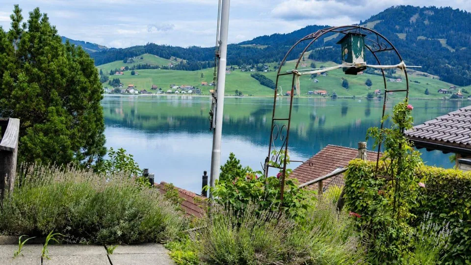 EIN LOGENPLATZ AM SEE