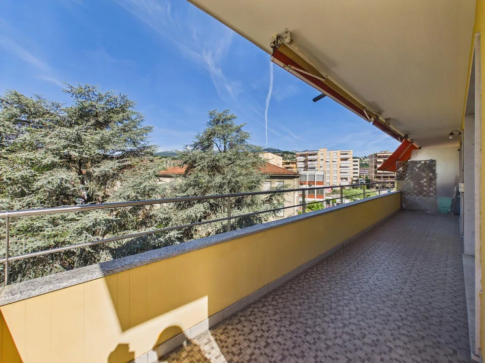3.5 locali di ampia metratura, grande balcone soleggiato e a due passi dal Lago (residenza primaria o secondaria)