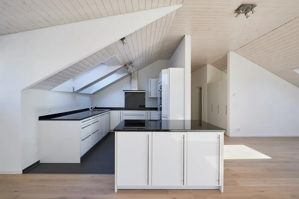 Attraktive Dachwohnung an Bestlage mit bis zu 5 Einstellplätzen!