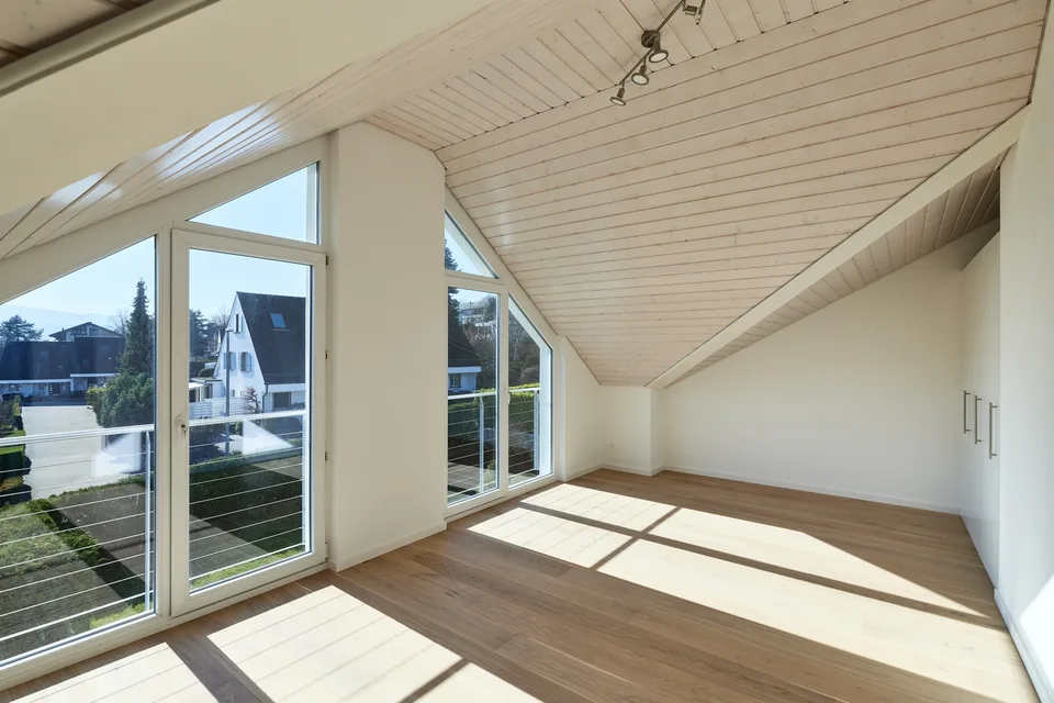 Attractive attic apartment in prime location with up to five parking spaces! – photo 6 of 12