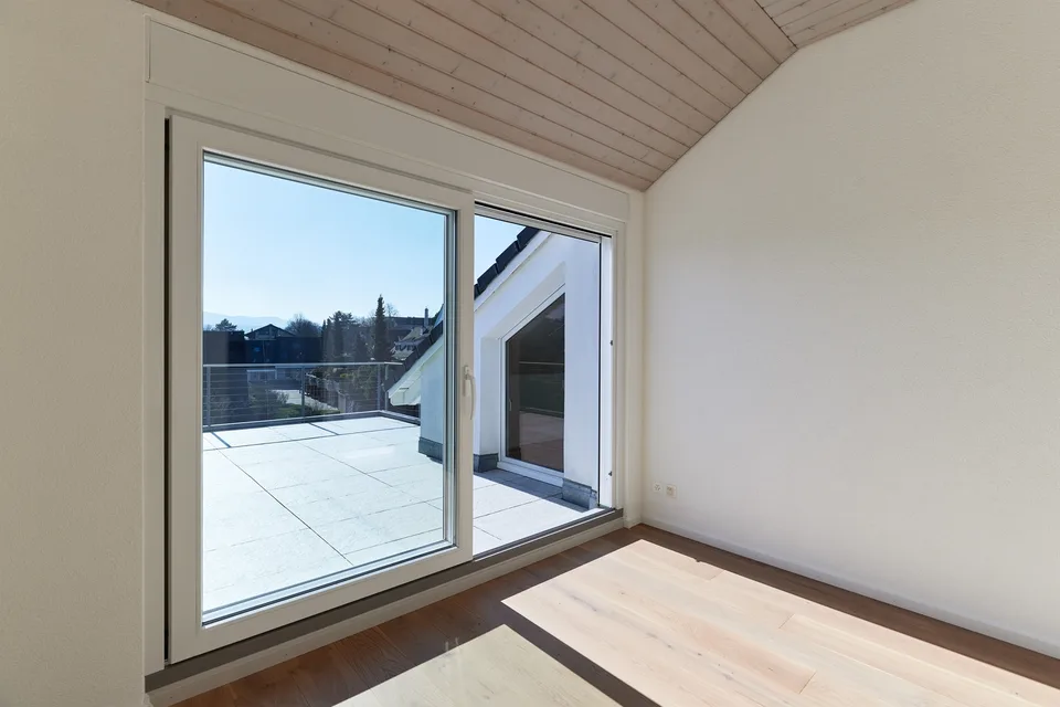 Attractive attic apartment in prime location with up to five parking spaces! – photo 10 of 12