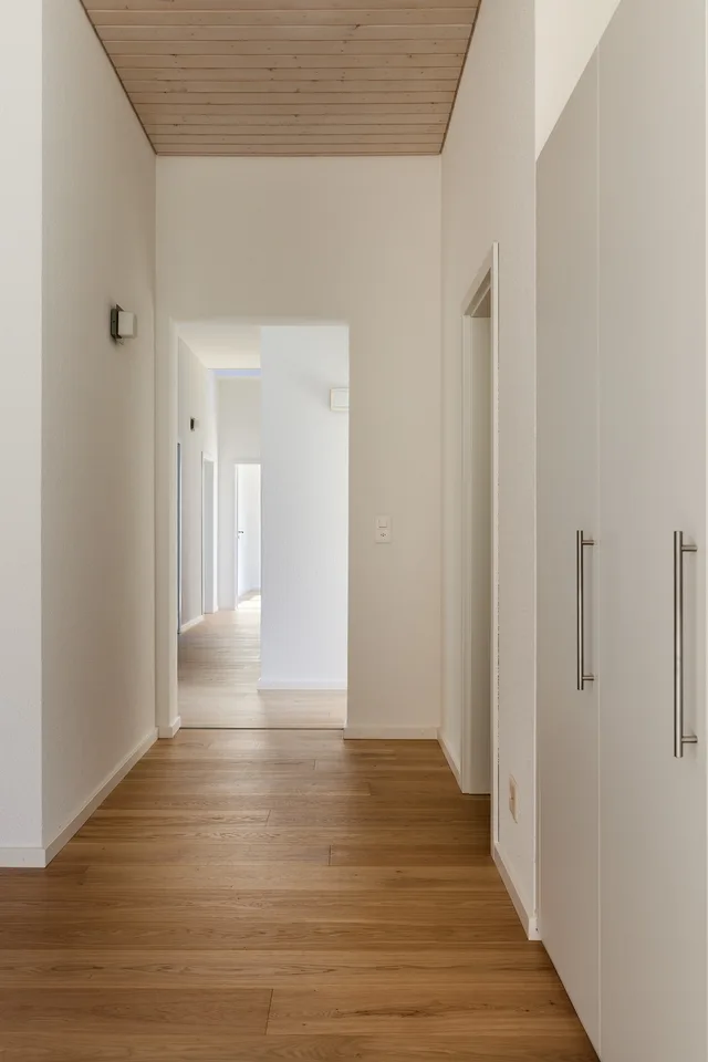 Attraktive Dachwohnung an Bestlage mit bis zu 5 Einstellplätzen!