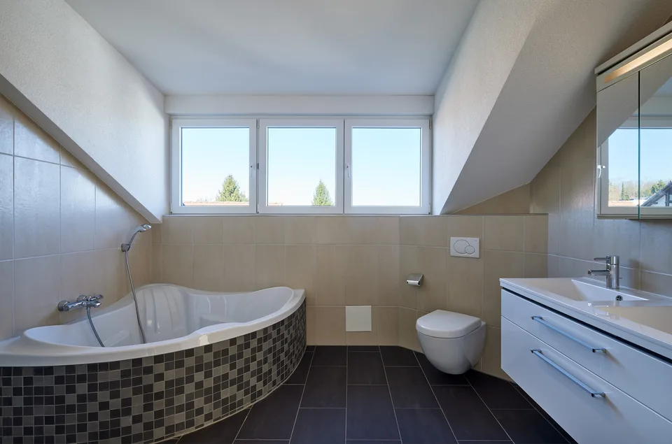Attractive attic apartment in prime location with up to five parking spaces! – photo 8 of 12