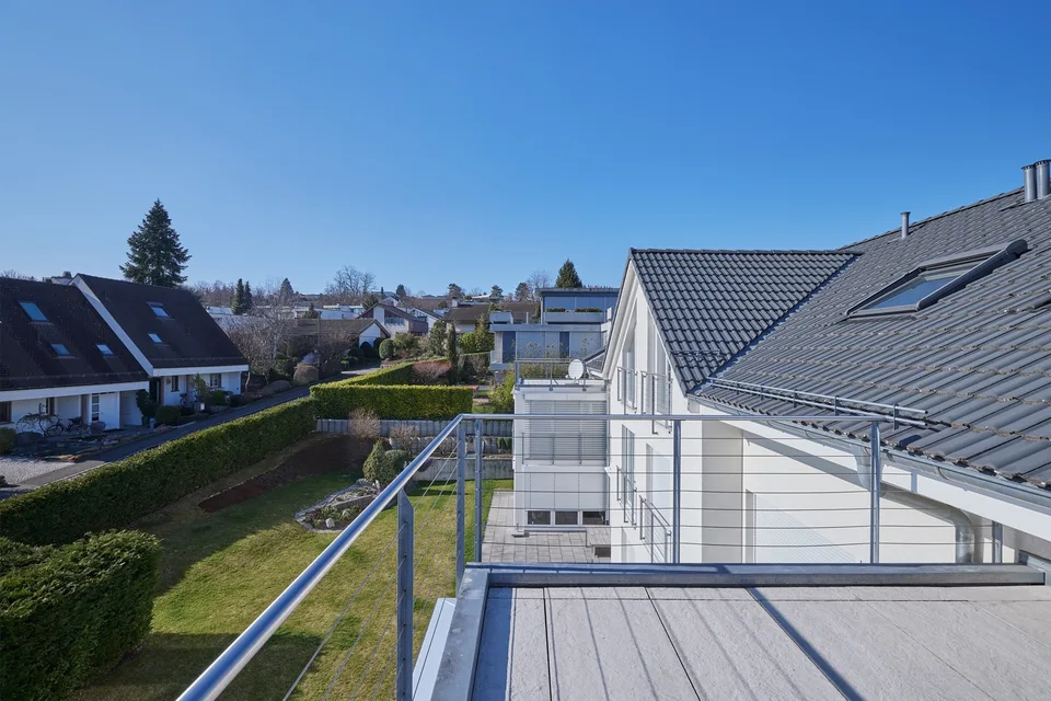 Attractive attic apartment in prime location with up to five parking spaces! – photo 11 of 12