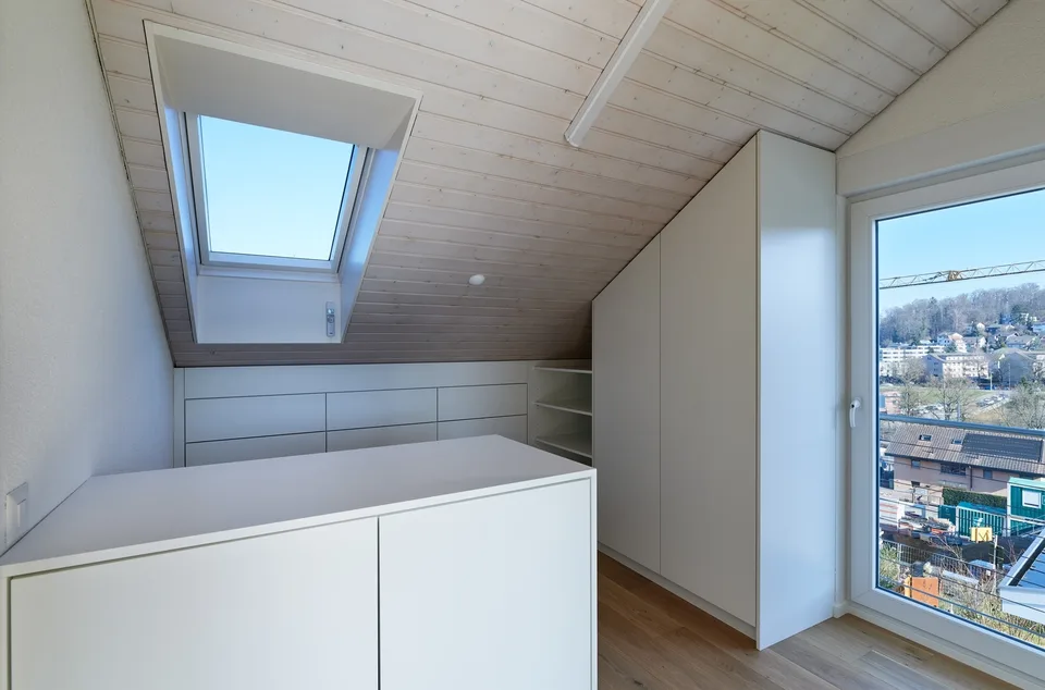 Attractive attic apartment in prime location with up to five parking spaces! – photo 9 of 12
