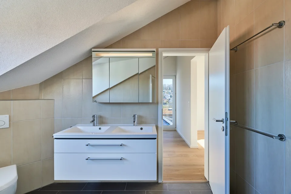 Attractive attic apartment in prime location with up to five parking spaces! – photo 7 of 12