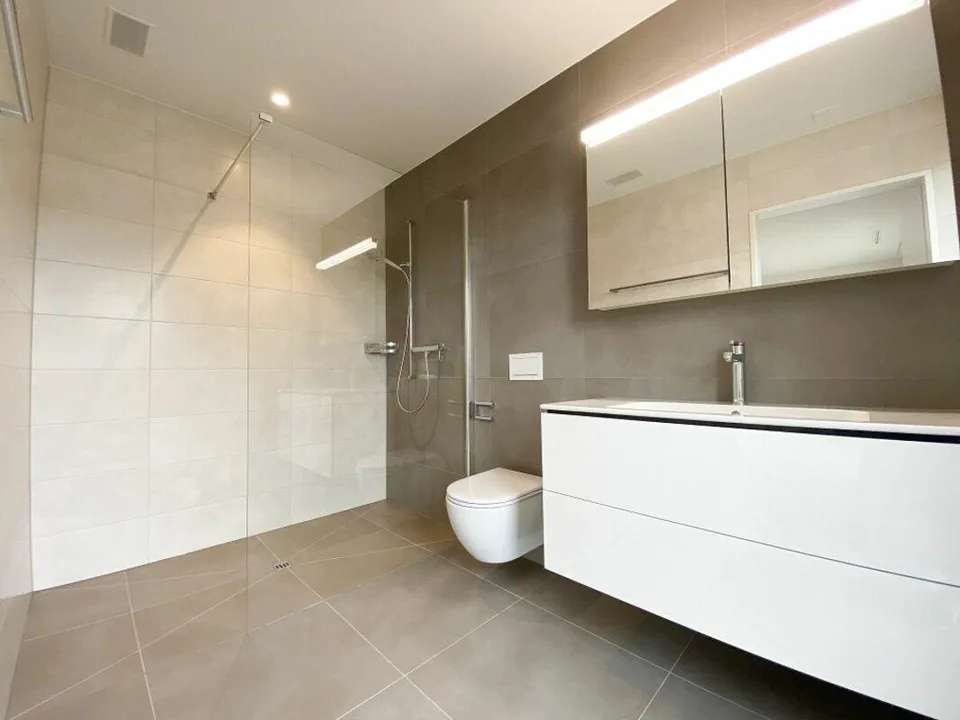 Appartement ensoleillé avec balcon spacieux et vue sur la Murg
