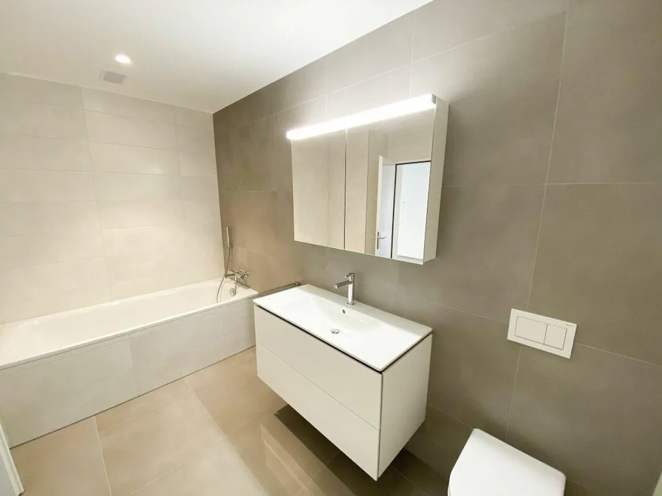 Appartement ensoleillé avec balcon spacieux et vue sur la Murg