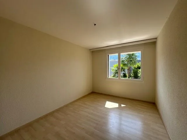 Helle und moderne 2.5-Zimmer-Wohnung mit Garten und Sitzplatz – Foto 6 von 9
