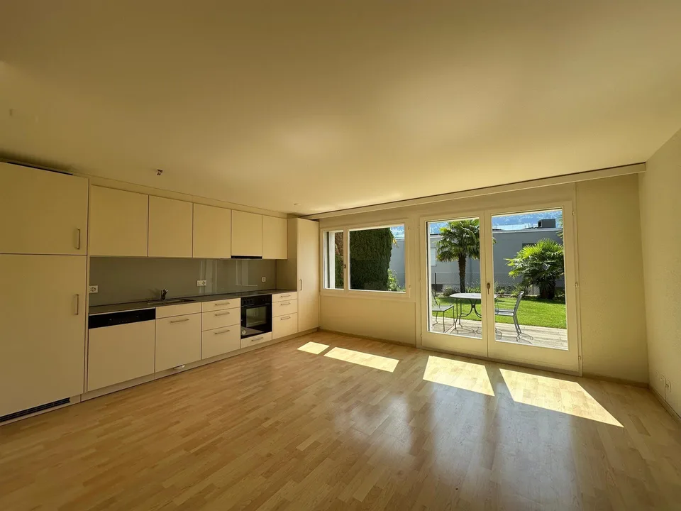Helle und moderne 2.5-Zimmer-Wohnung mit Garten und Sitzplatz