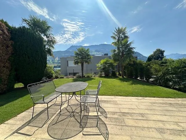 Helle und moderne 2.5-Zimmer-Wohnung mit Garten und Sitzplatz – Foto 8 von 9