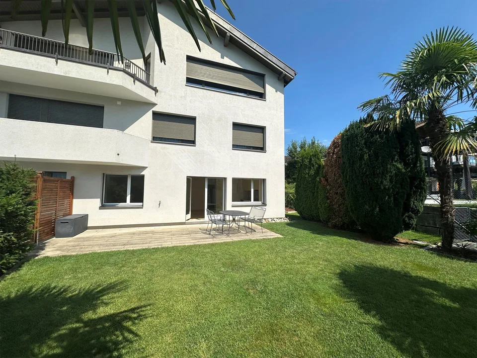 Helle und moderne 2.5-Zimmer-Wohnung mit Garten und Sitzplatz