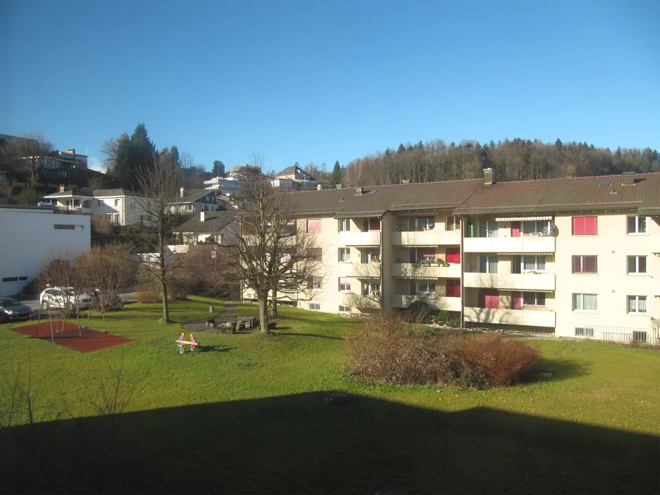 Sehr geräumige, helle 3.5 Zimmer Wohnung