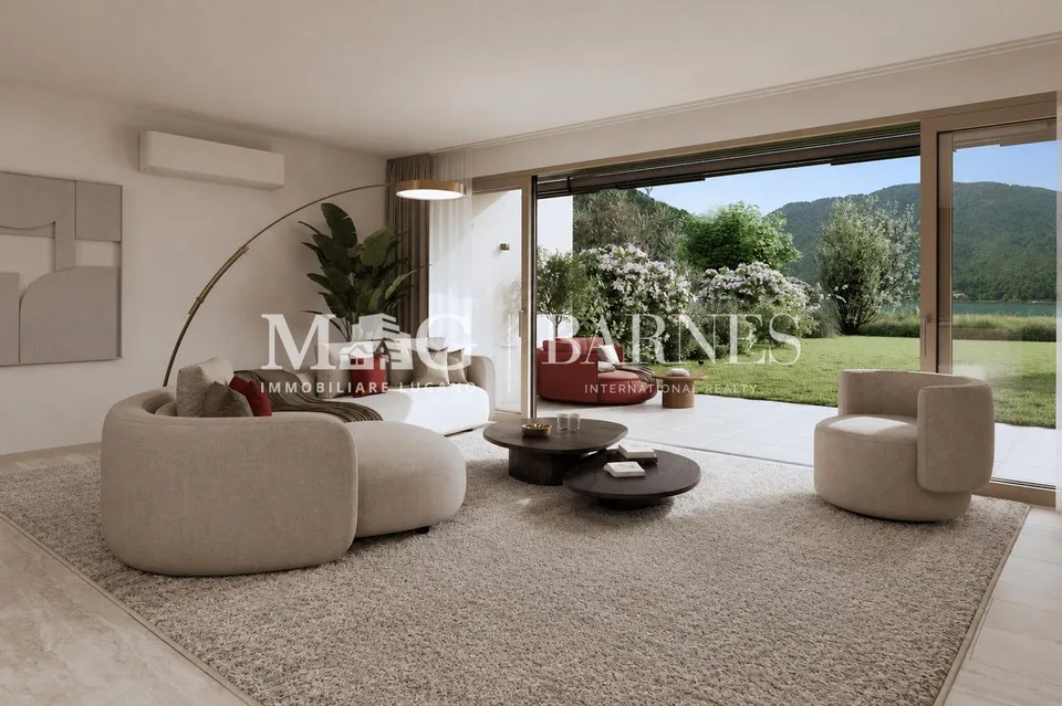 Villa di testa fronte lago con giardino privato a Caslano