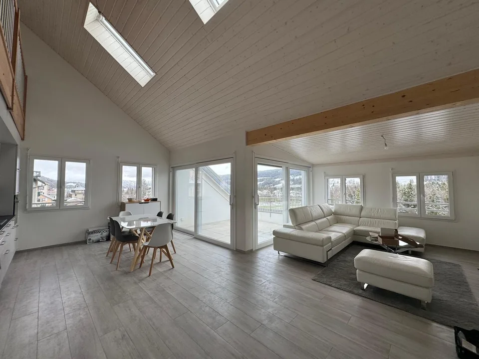 Magnifique attique avec vue superbe, grande mezzanine et transports...