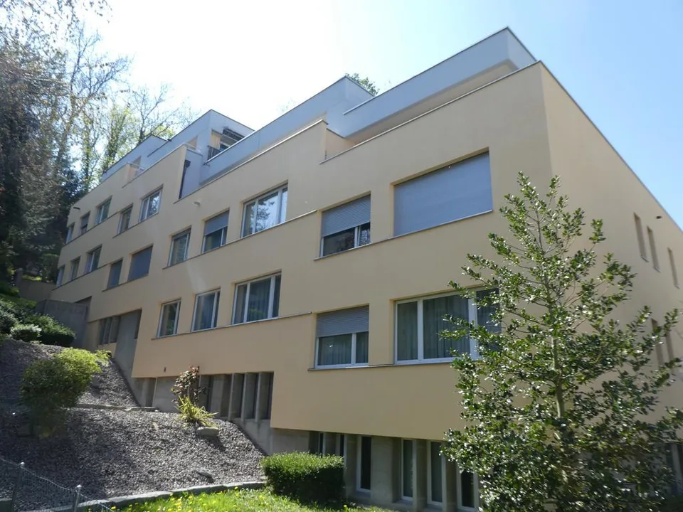 Einstellhallenplatz im Gundeli zu vermieten.