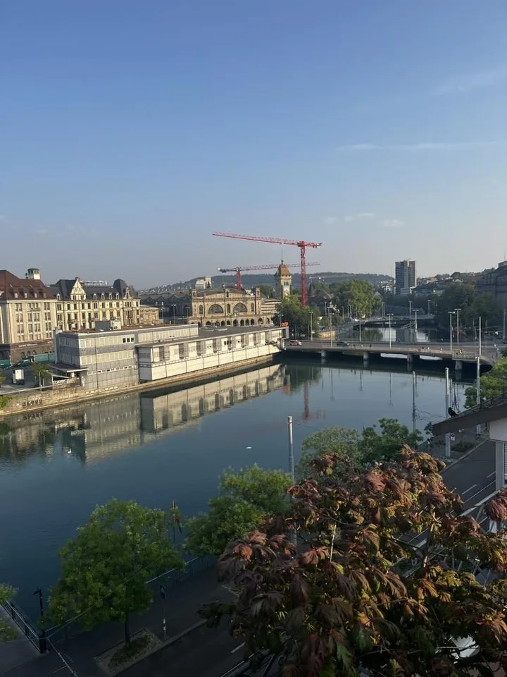 Lichtdurchflutete Bürofläche mit Dachterrassen und Limmatblick