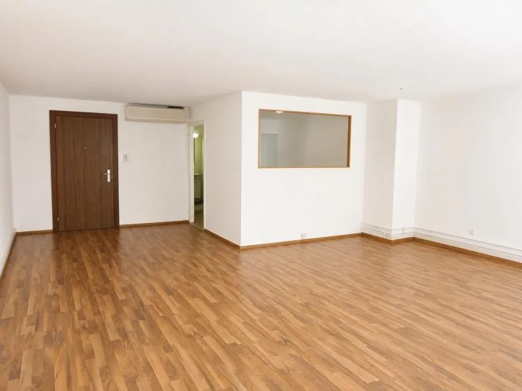 Lichtdurchflutete Bürofläche mit Dachterrassen und Limmatblick