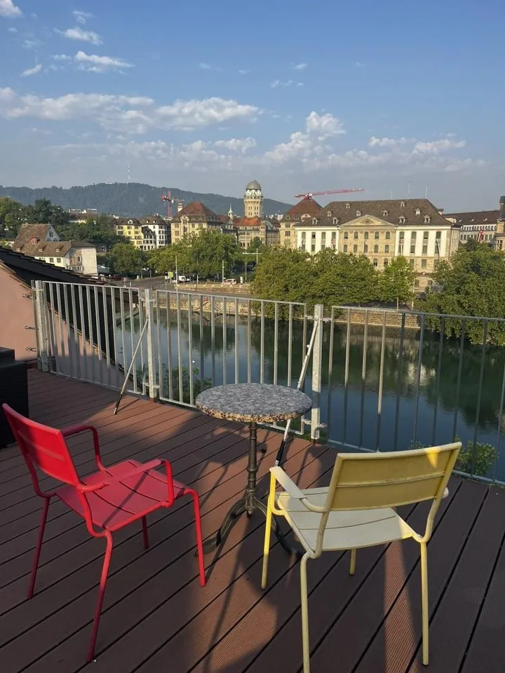 Lichtdurchflutete Bürofläche mit Dachterrassen und Limmatblick