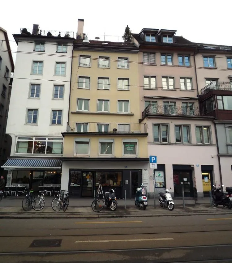 Lichtdurchflutete Bürofläche mit Dachterrassen und Limmatblick