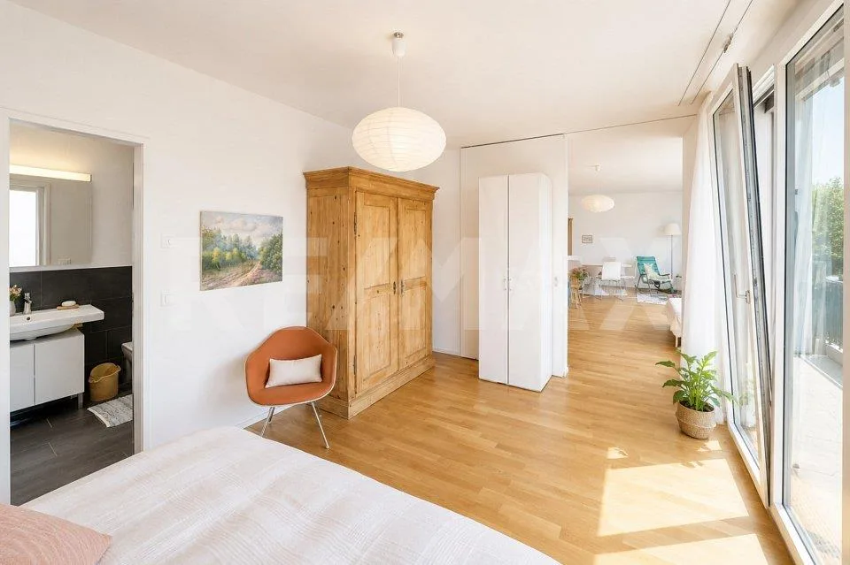 Moderne 2.5-Zimmer-Attika-Wohnung mit grosser Sonnenterrasse und Weitsicht