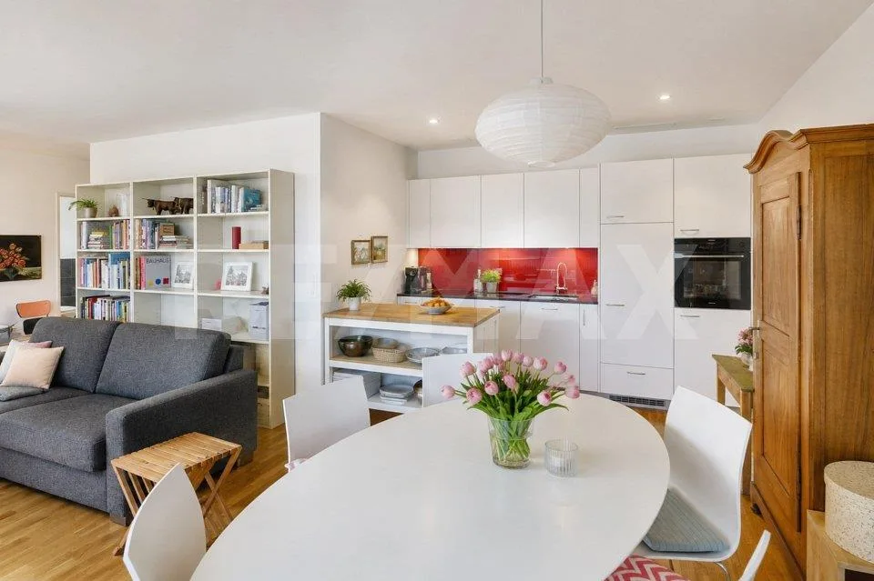 Moderne 2.5-Zimmer-Attika-Wohnung mit grosser Sonnenterrasse und Weitsicht