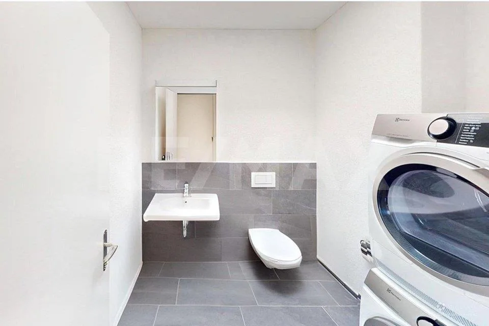 Moderne 2.5-Zimmer-Attika-Wohnung mit grosser Sonnenterrasse und Weitsicht