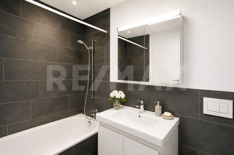 Moderne 2.5-Zimmer-Attika-Wohnung mit grosser Sonnenterrasse und Weitsicht