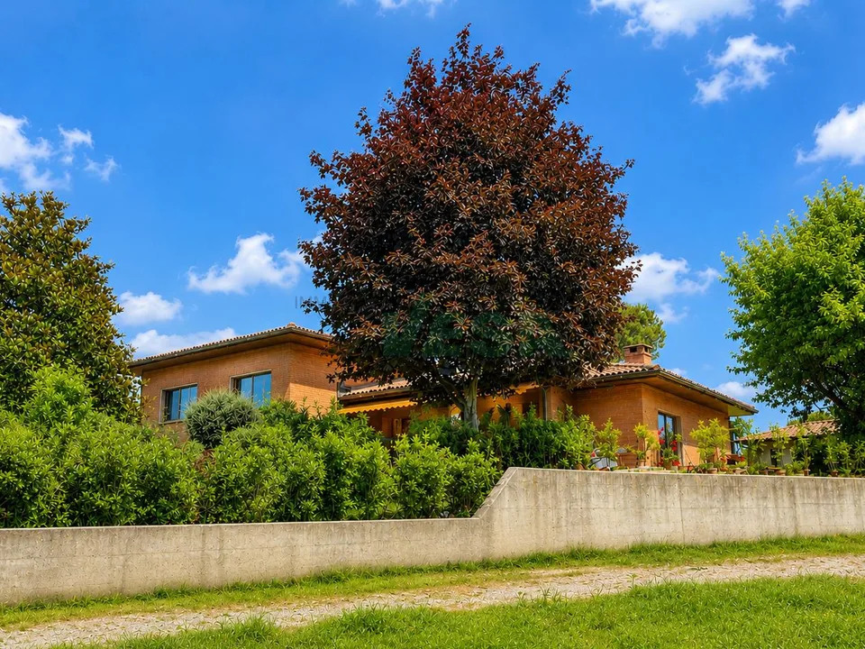 Elegante e spaziosa villa con appartamento bilocale e grande giardino