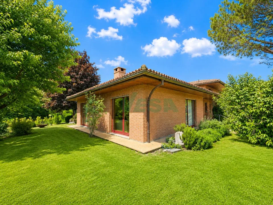 Elegante e spaziosa villa con appartamento bilocale e grande giardino
